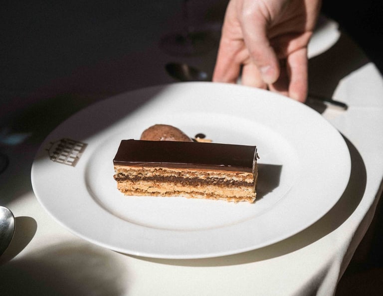 Service d'un désert au restaurant le bistrot du château