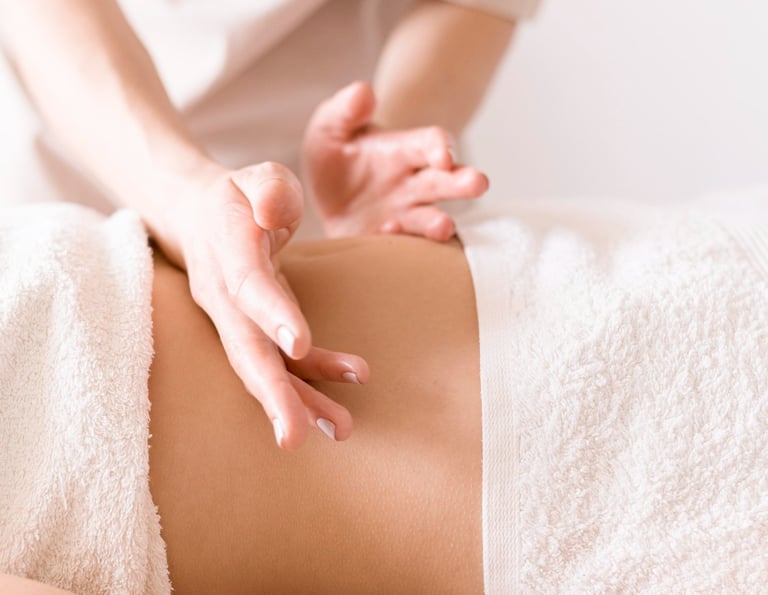 Massage du ventre d'une femme
