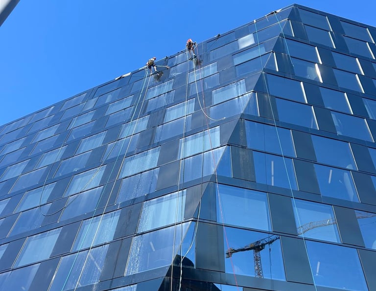 Professionelle Fensterreinigung in der Höhe