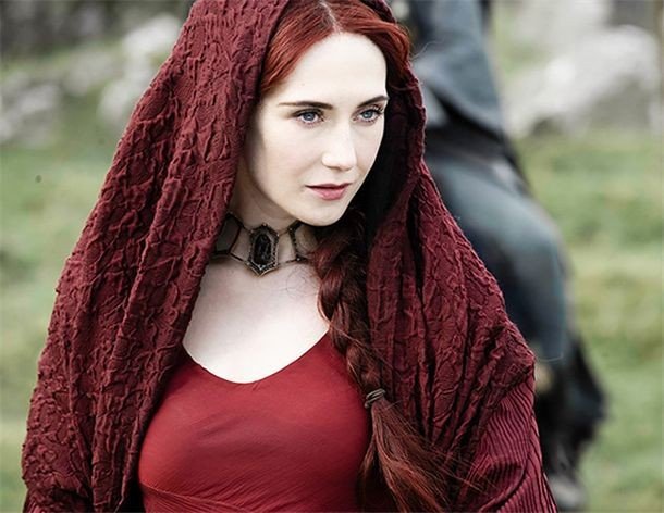 A dama de vermelho de Game of thrones e o medo de mostrar sua aparencia envelhecida.