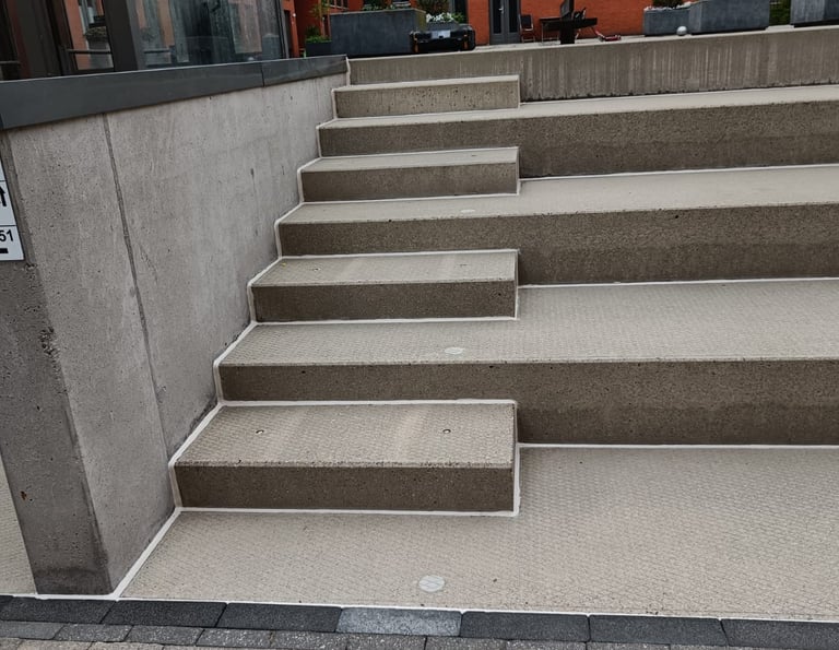 Reiniging en voegafdichting van betonnen trap in Eindhoven