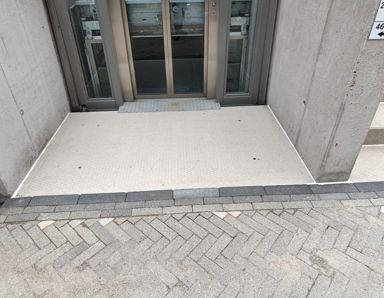 Reiniging en voegafdichting van betonnen trap in Eindhoven