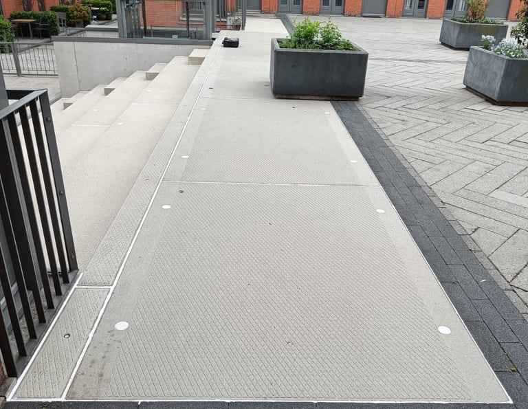 Reiniging en voegafdichting van betonnen trap in Eindhoven