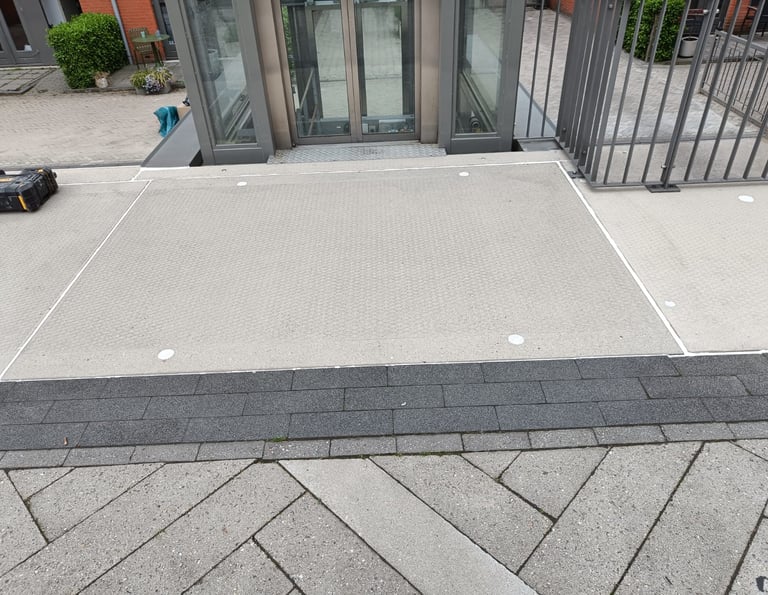 Reiniging en voegafdichting van betonnen trap in Eindhoven