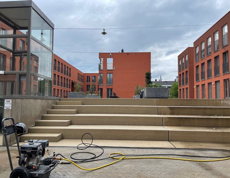 Reiniging en voegafdichting van betonnen trap in Eindhoven