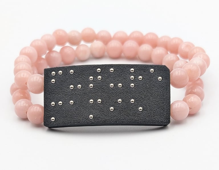 Bracelet double rangé de perles en Opale de Chine arborant une plaquette braille Future mamie