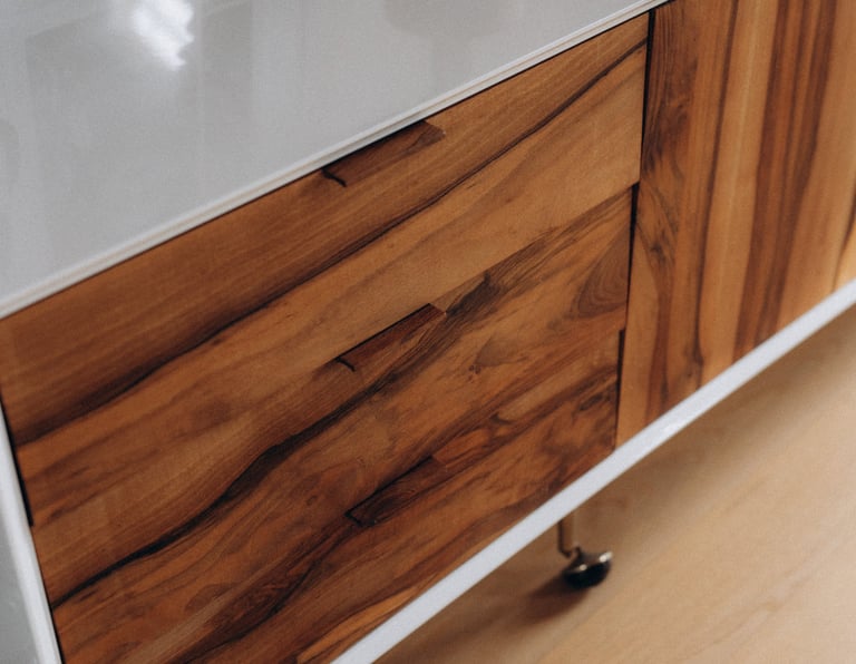 Meuble enfilade sur mesure en bois et plateau blanc laqué par bleu bois ébénistes