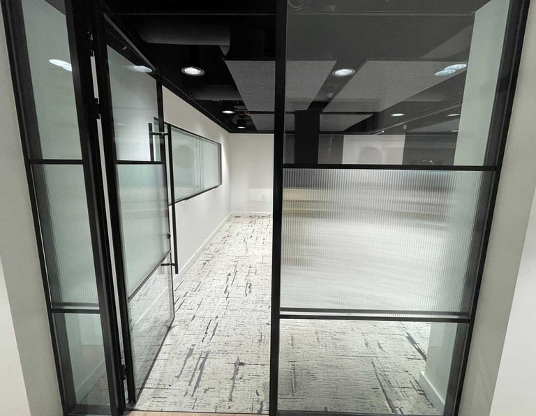 Interjero ir eksterjero langų apipavidalinimas DECOSONA su matinėmis ir spalvotomis stiklo plėvelėm