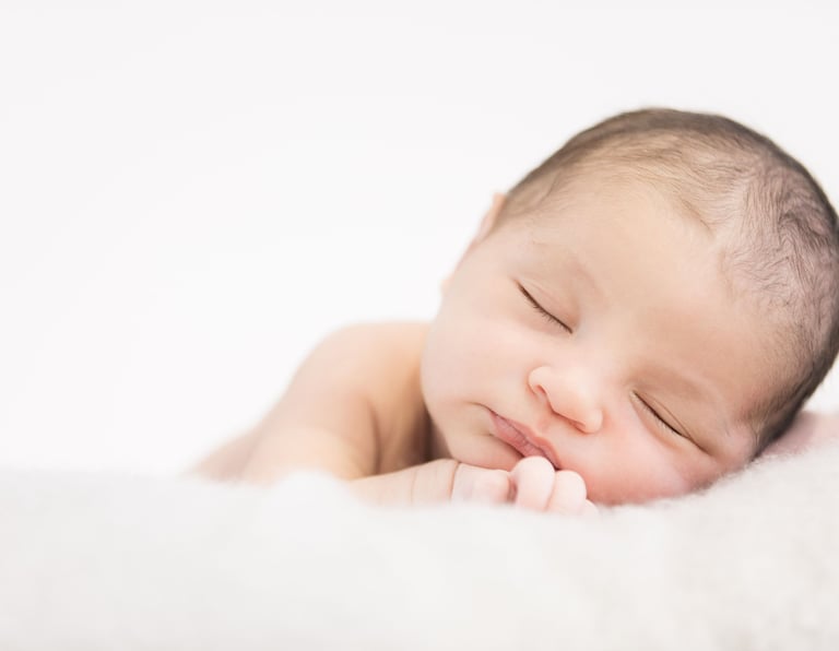 un bébé dort sur une couverture et une couverture