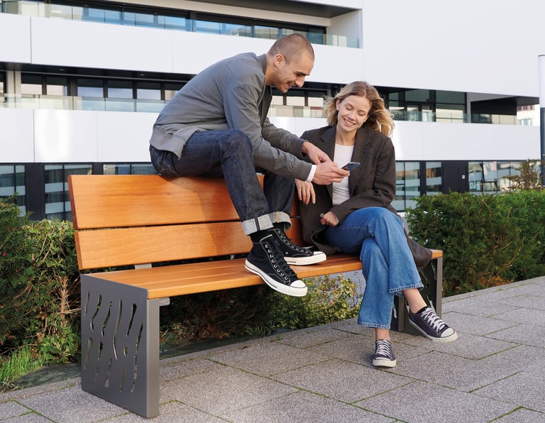 Bancos de mobiliario urbano en espacio público moderno