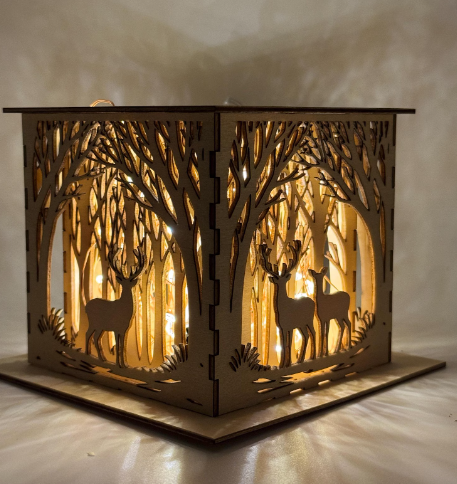 LED-Holzlampe mit warmem Licht und filigranem Motiv, handgefertigt in Buchs SG