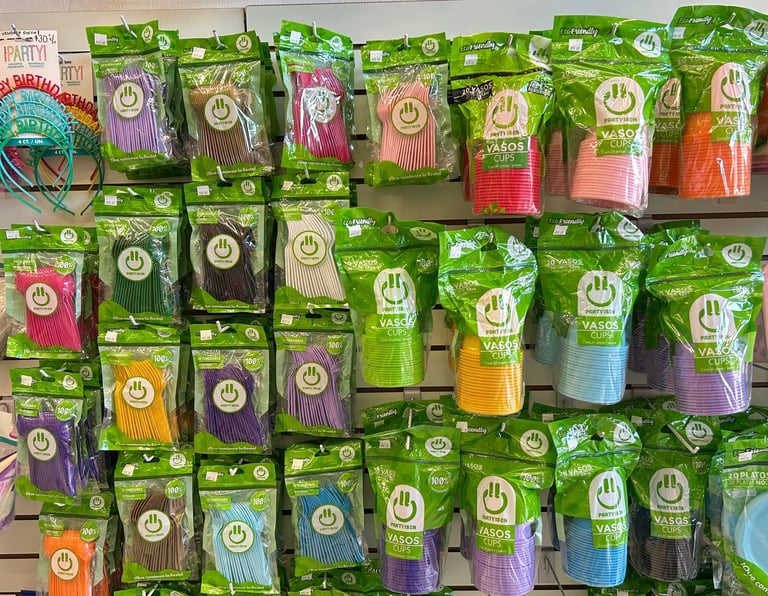 Vasos de colores, cubiertos de plastico de colores