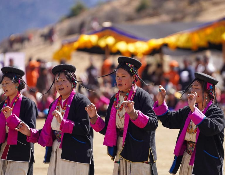 people-of-laya-performing-laya-folk-songs-ad-dances-at-royal-highland-festival