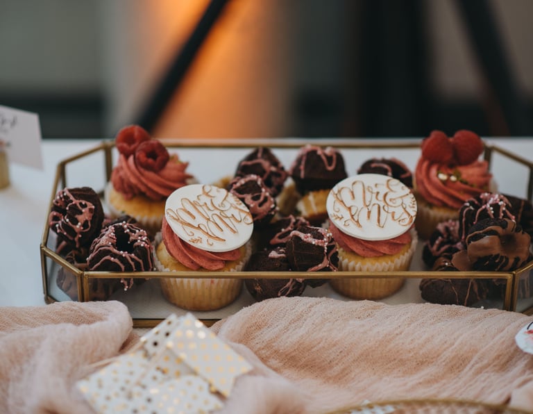 Mrs & Mr Cupcakes in goldenem Tablett