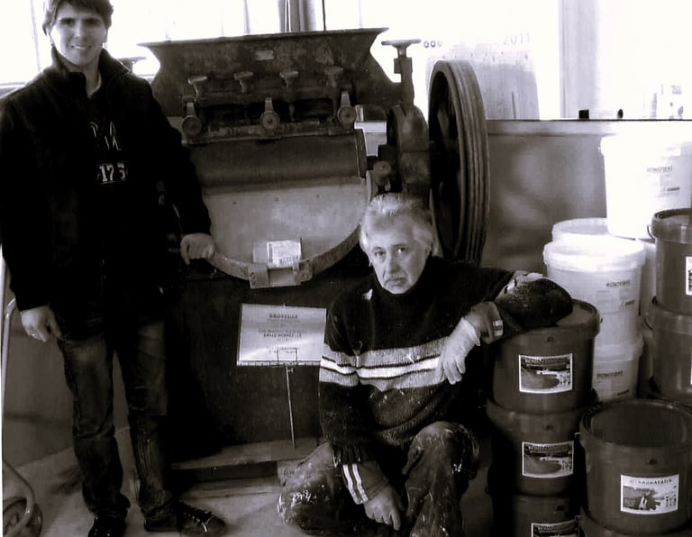 50 ANS peintures LACROIX devant vieille broyeuse