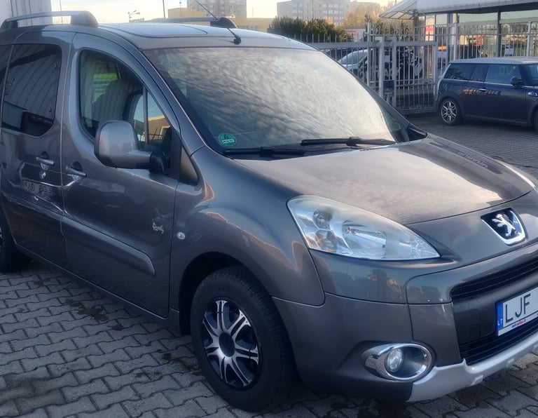 a car parked in front of a building