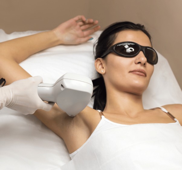 une femme subit un traitement d'épilation au laser