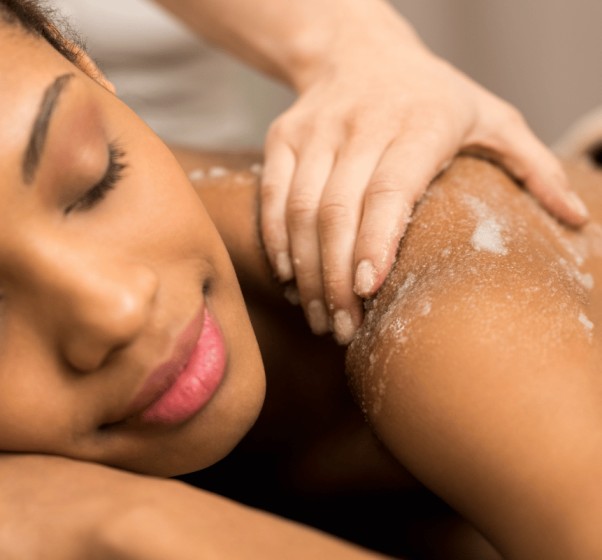 une femme recevant un traitement pour la peau