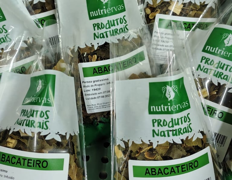 Packets of Nutriervas Abacateiro dried avocado leaves for natural herbal tea infusion.