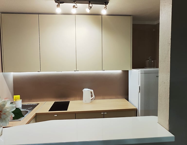 Przestronna, jasna kuchnia w Apartament Przystań 34 Dąbki – komfortowy apartament 88 m²