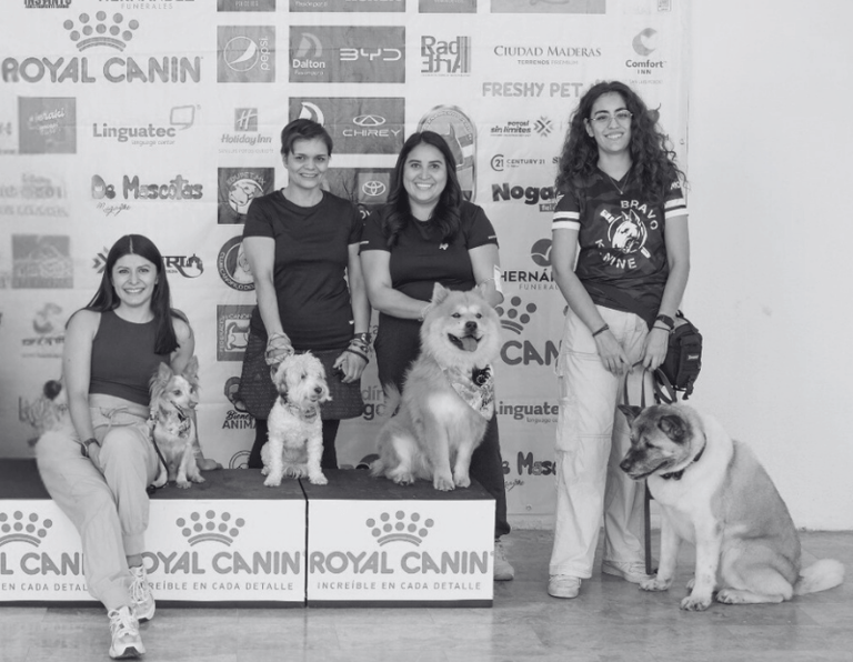 Premiación a los graduados de Dog Mom en competencia de obediencia en San Luis Potosí