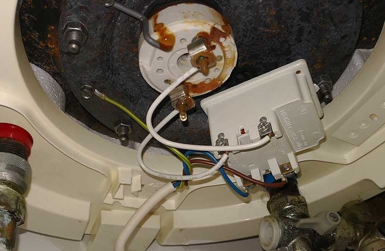 fuite et rouille sous chauffe eau