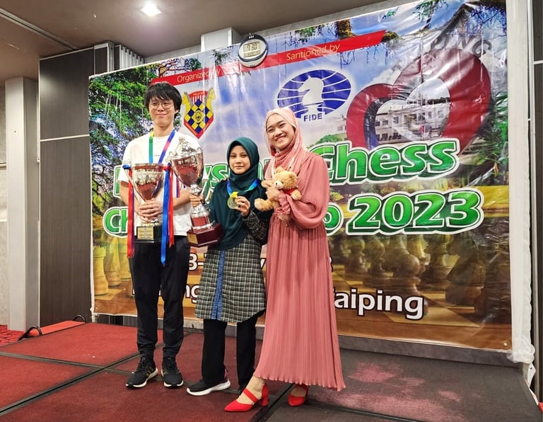 Ainul Mardhiah with autism wins Malaysian Woman Champion 2023. Chess Clicks. Ellie Emira. Zhuo Ren