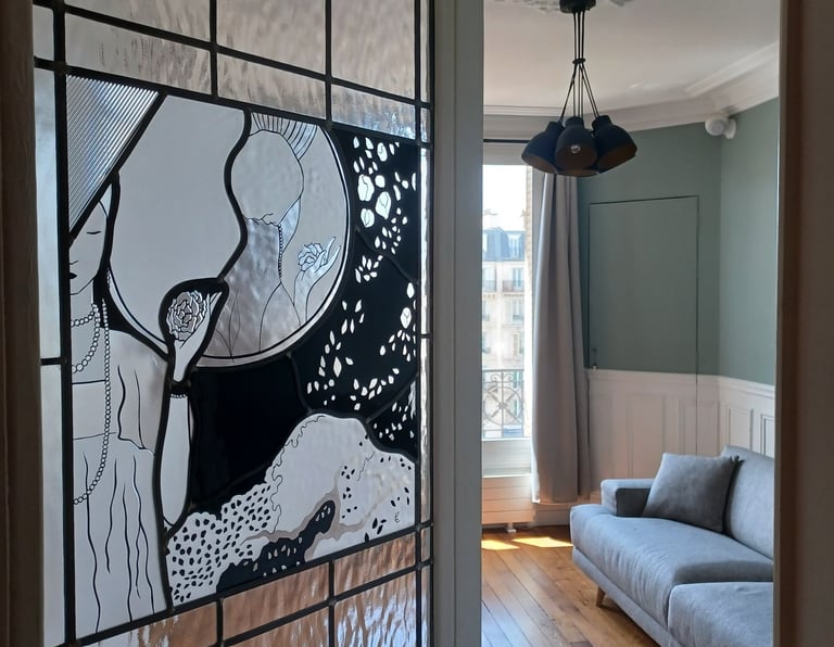 Vitrail sur mesure plomb — panneau figuratif contemporain,  appartement haussmannien Paris
