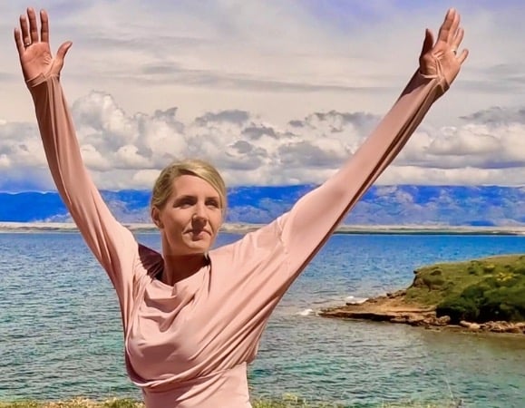 Profilbild-von-Yogalehrerin-Anja-mit-schönem-Ausblick-auf-Meer-und-Berge-von-Kroatien