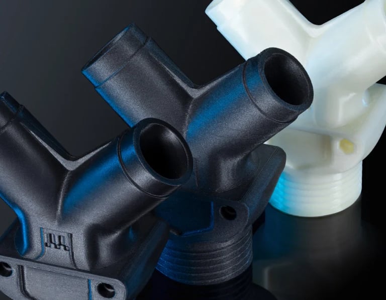 Tuyaux en plastique noir et blanc réalisés par impression 3D