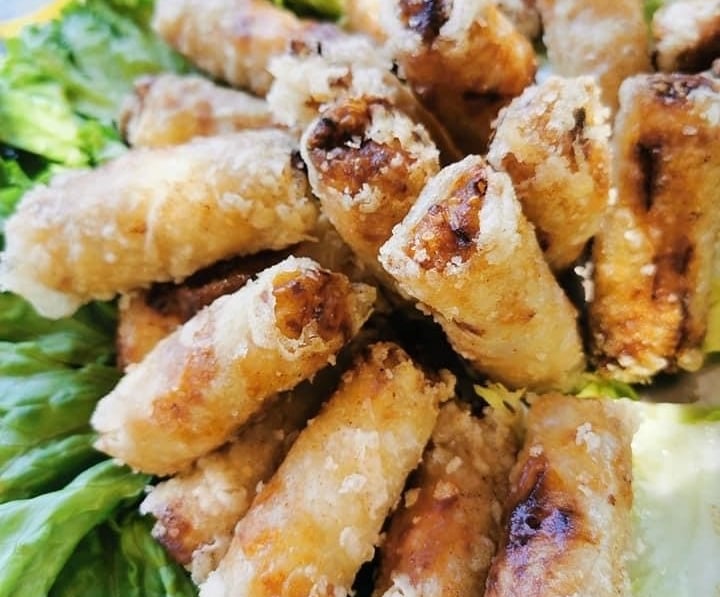 a plate of food with chicken wings and lettuce