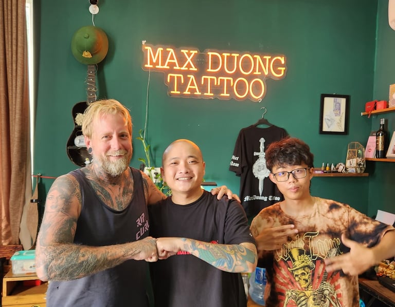 satisfied customer at max duong tattoo shop