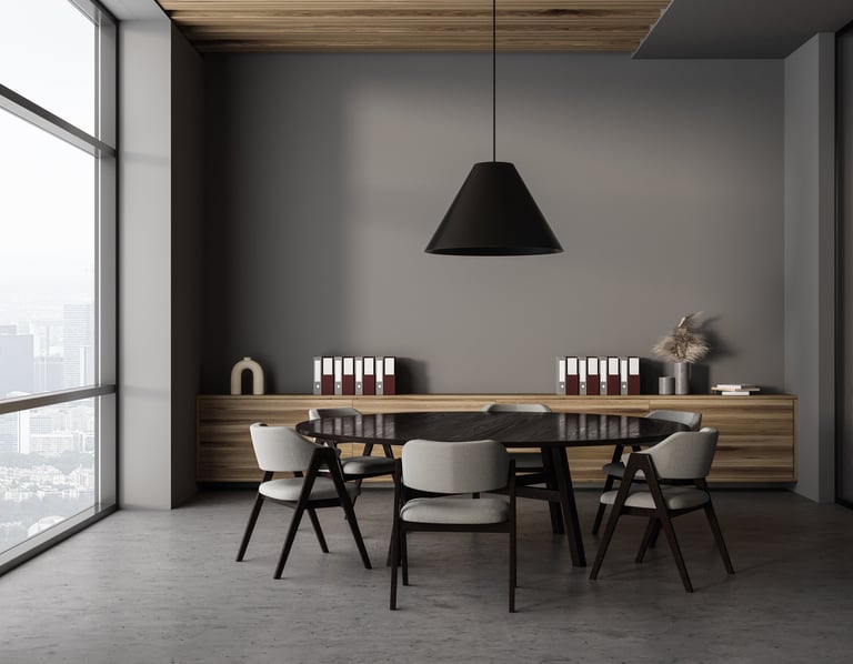 une salle de réunion avec une table et des chaises