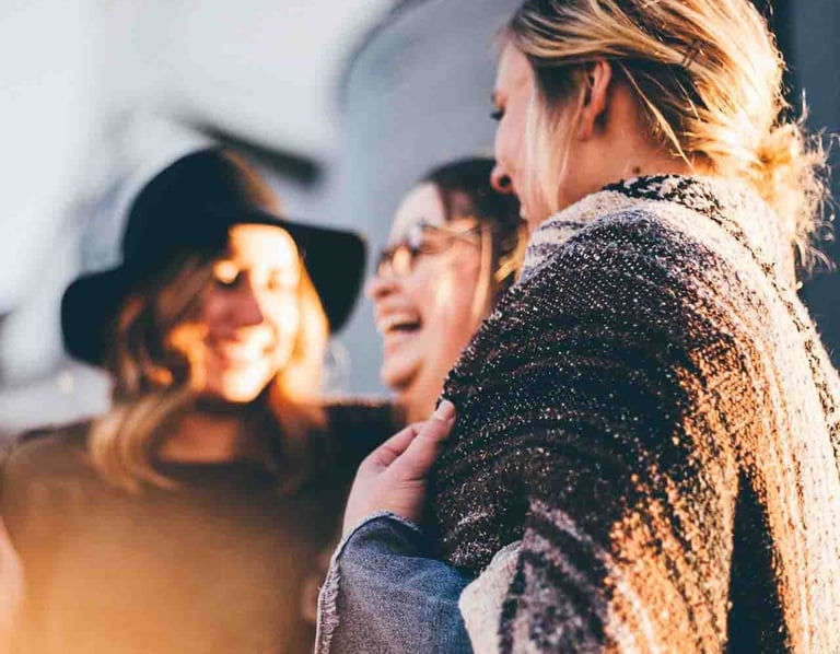 un groupe de filles amies riant ensemble