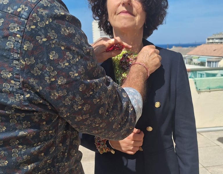 JC GAL en train de personnaliser le blazer d'une femme avec une pièce de broderie perlée - Perles de