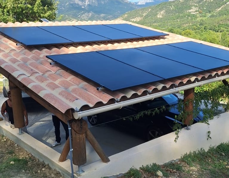 Panneaux photovoltaïques installés sur carport en plaques PST à Mézel, vue rapprochée avec paysage en arrière-plan.