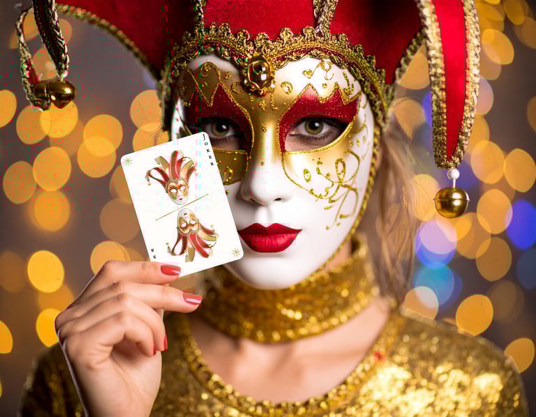 Femme avec masque Joker tenant une carte