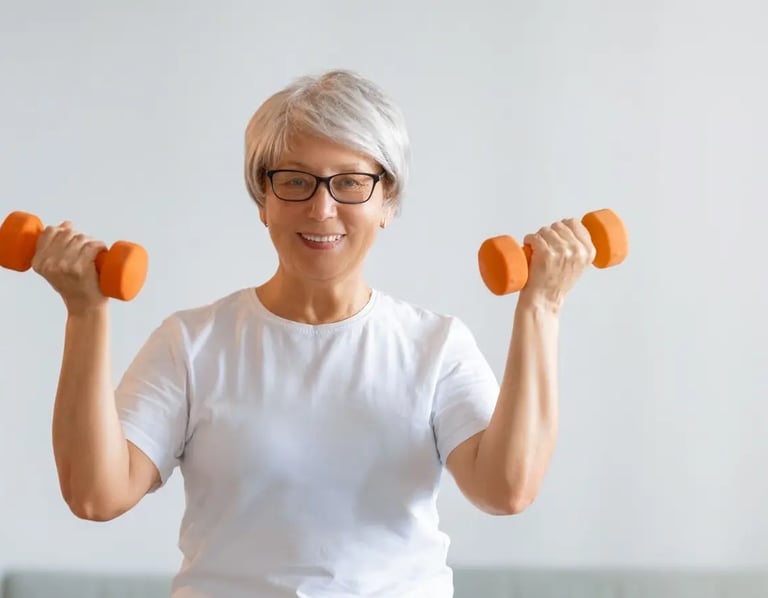 Personal trainer guiando idosa em treino funcional em casa em Braga