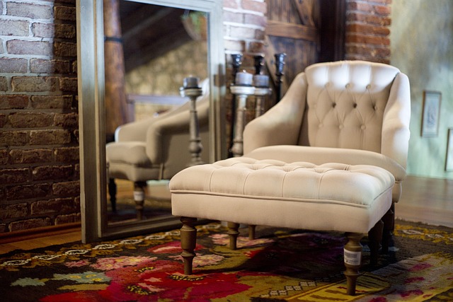 fauteuil en tissu beige nettoyé par Le Roux Auto Clean