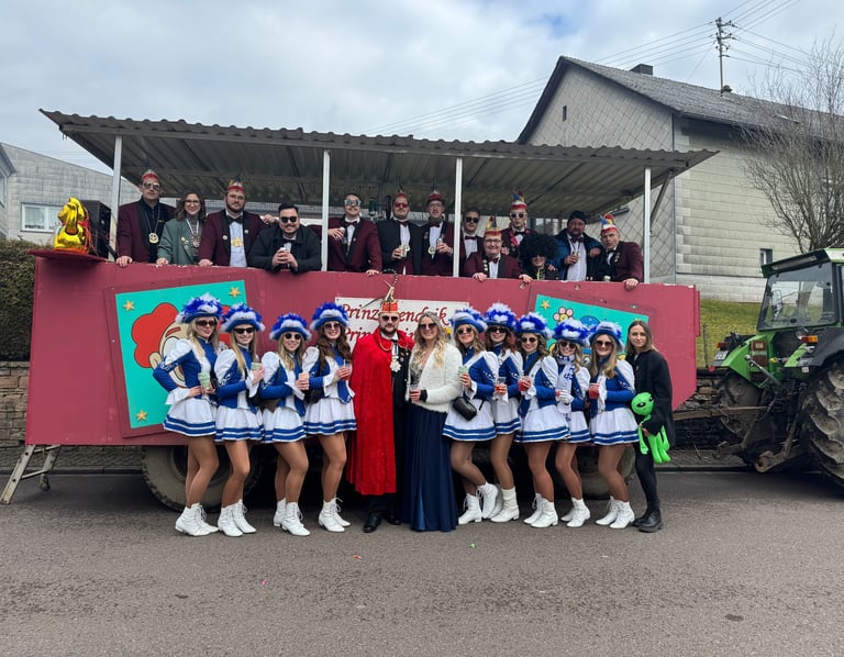 Garde und Elferrat auf dem Umzugswagen