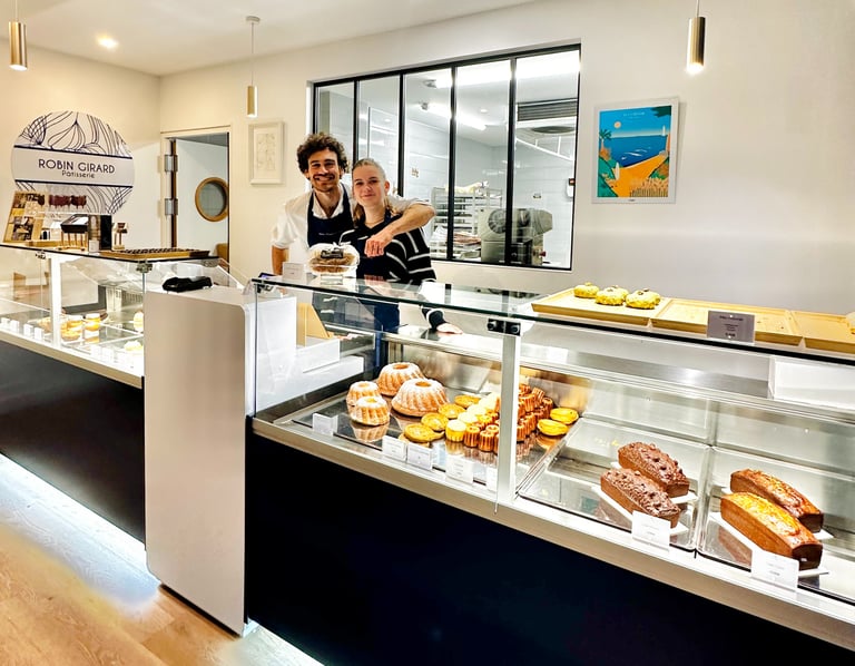 la boutique de robin girard pâtisserie à valognes avec l'équipe et la vitrine
