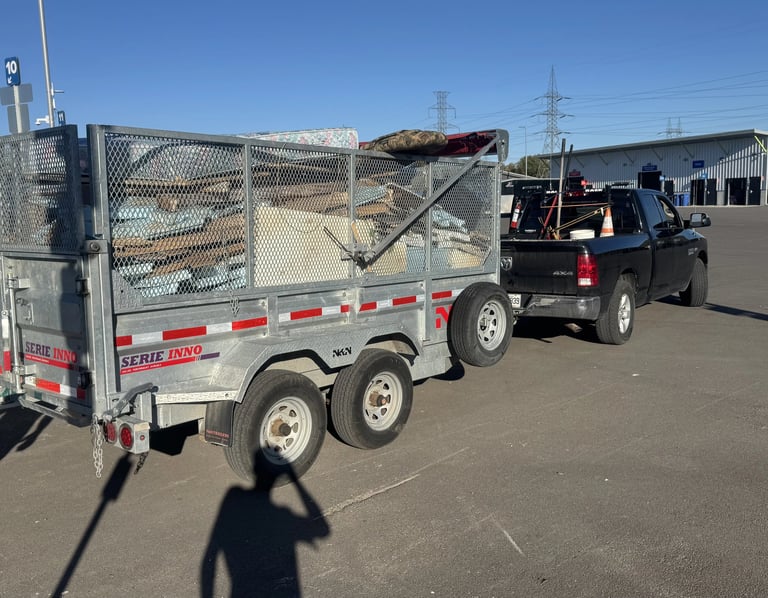 chargement d’objets dans camion (alt : Ramassage d’encombrants à Québec – GCG)