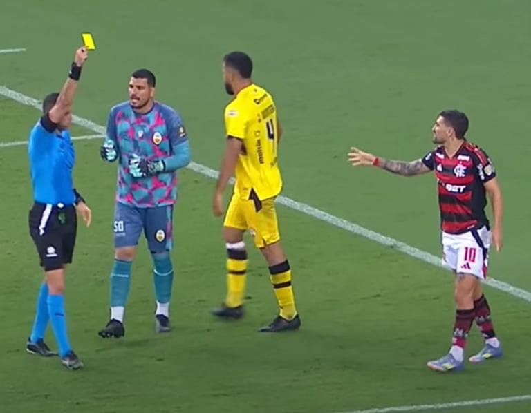 Momento em que Arrascaeta leva cartão amarelo por simulação, contra o Deportivo Táchira, em maio.