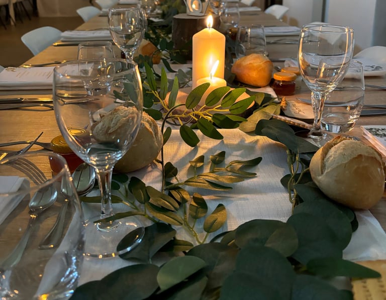 Table de mariage champêtre avec des bougies
