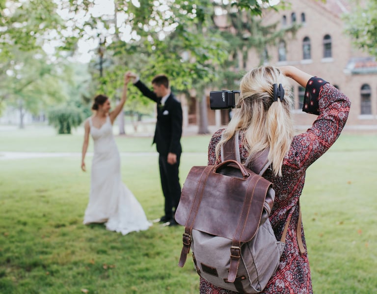 Photographe qui prend en photo des mariés, photos de couple