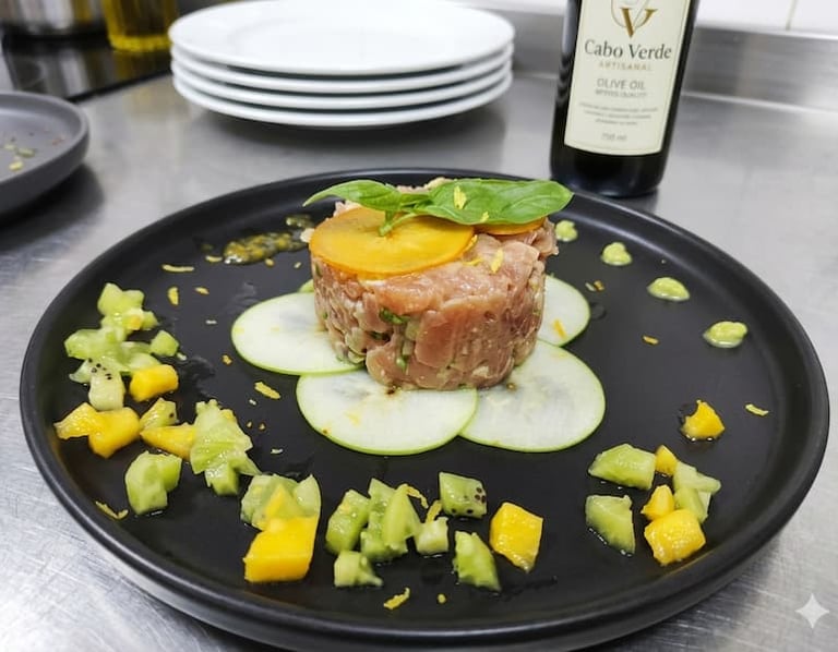 Tartare de peixe fresco capturado localmente, preparada com ingredientes genuínos no Restaurante Big
