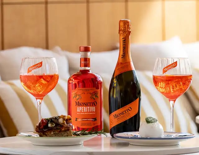 un bouteille de prosecco et d'aperol et 2 spritz sur un table