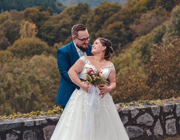 Photographe et vidéaste capturant un mariage émouvant.