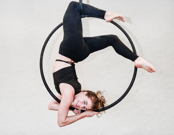 Vrouw beoefent aerial hoop bij De Polecats Fabriek in Gent