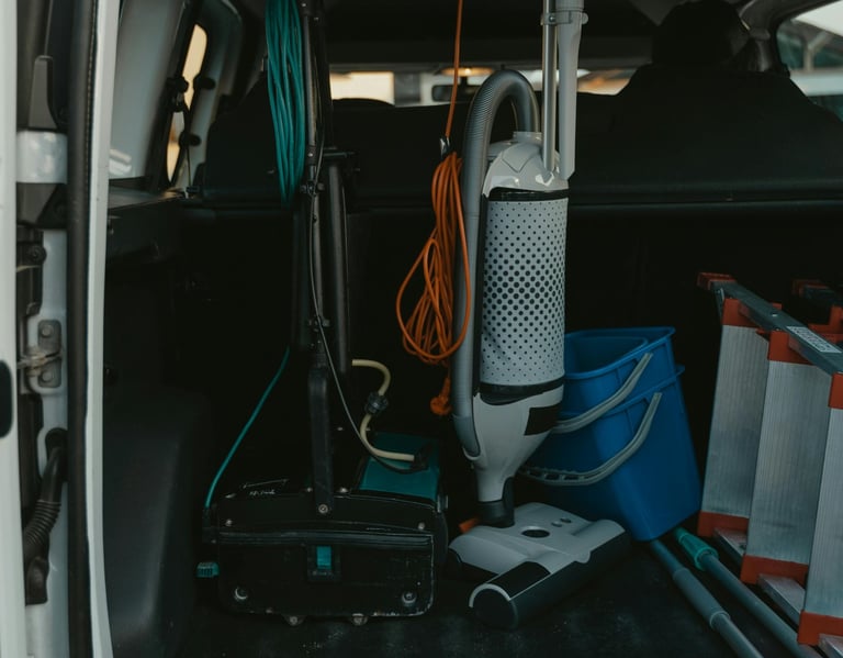 Arrière d'un camion avec du matériel de chantier